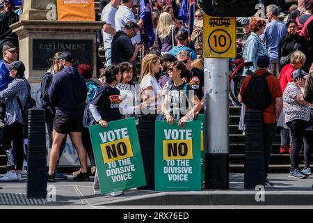 Melbourne, Australien. September 2023. Aktivisten halten während der „No to the Voice“-Kundgebung in Melbourne, Victoria, Zeichen. Hunderte von Viktorianern versammelten sich, um die ABLEHNUNG des Referendums über die australische indigene Stimme 2023 zu unterstützen, das Australier am 14. Oktober 2023 zu den Wahlurnen bringen sollte. Quelle: SOPA Images Limited/Alamy Live News Stockfoto