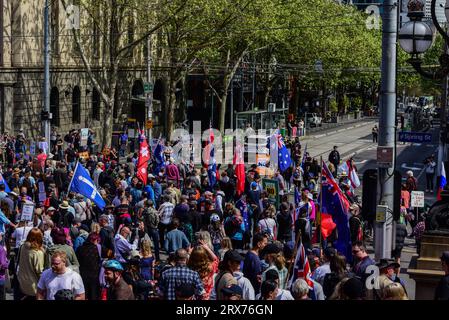 Melbourne, Australien. September 2023. Aktivisten sahen, wie sie während der „No to the Voice“-Kundgebung in Melbourne, Victoria, entlang der Bourke Street marschierten. Hunderte von Viktorianern versammelten sich, um die ABLEHNUNG des Referendums über die australische indigene Stimme 2023 zu unterstützen, das Australier am 14. Oktober 2023 zu den Wahlurnen bringen sollte. Quelle: SOPA Images Limited/Alamy Live News Stockfoto
