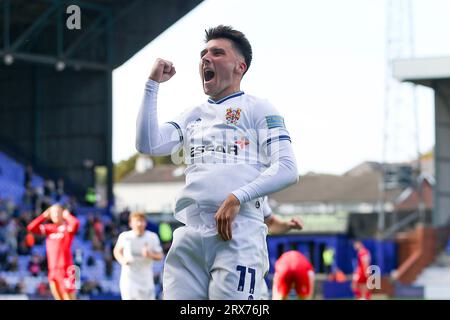 Birkenhead, Großbritannien. September 2023. Josh Hawkes von Tranmere Rovers feiert, nachdem er sein Team das 2. Tor erzielte. EFL Skybet Football League Two Match, Tranmere Rovers gegen Accrington Stanley im Prenton Park, Birkenhead, Wirral am Samstag, den 23. September 2023. Dieses Bild darf nur zu redaktionellen Zwecken verwendet werden. Nur redaktionelle Verwendung, .PIC von Chris Stading/ Credit: Andrew Orchard Sports Photography/Alamy Live News Stockfoto