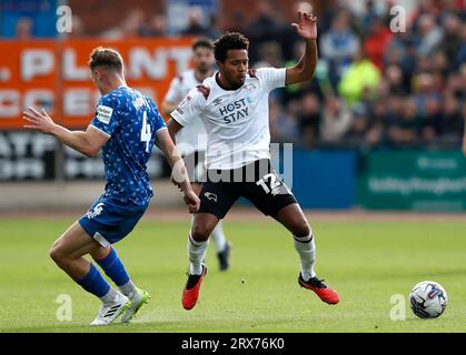 Korey Smith aus Derby County (rechts) und Owen Moxon aus Carlisle United aus Carlisle United kämpfen während des Spiels Sky Bet League One im Brunton Park in Carlisle um den Ball. Bilddatum: Samstag, 23. September 2023. Stockfoto