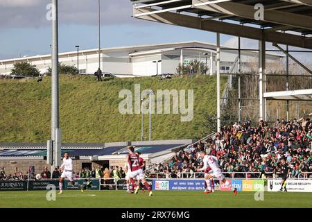 Fans sehen das Spiel von oben auf dem Hügel während des Sky Bet League 1-Matches Northampton Town vs Barnsley im Sixfields Stadium, Northampton, Großbritannien, 23. September 2023 (Foto: Mark Cosgrove/News Images) Stockfoto