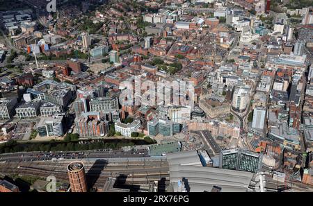 Luftaufnahme des Stadtzentrums von Leeds mit Blick nach Norden vom Bahnhof, im Hintergrund das Rathaus und das Leeds General Infirmary Stockfoto