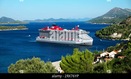 Kreuzfahrtschiff im Hafen von Dubrovinik, Kroatien Stockfoto