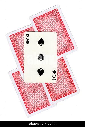 Eine Montage von Vintage-Spielkarten-Rückseiten mit den drei Pik-Karten wurde enthüllt. Stockfoto