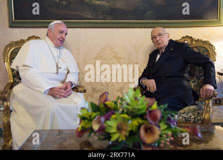 Rom, Italien. November 2013. Dateifoto – der italienische Präsident Giorgio Napolitano empfing Papst Franziskus im Quirinale-Palast während seines ersten offiziellen Besuchs in der italienischen Präsidentenresidenz am 14. November 2103. - Giorgio Napolitano, ehemaliger Kommunist und italienischer Präsident von 2006 bis 2015, ist in Rom gestorben. Foto von ABACAPRESS.COM Credit: Abaca Press/Alamy Live News Stockfoto