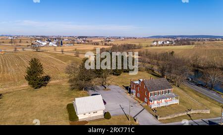 Ein Blick aus der Vogelperspektive auf rollende, erntete Farmlandschaften im ländlichen Amerika an einem sonnigen Wintertag Stockfoto