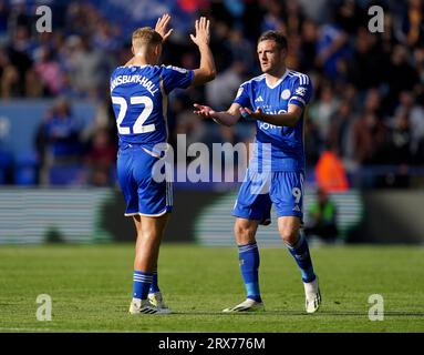 Jamie Vardy von Leicester City (rechts) und Kiernan Dewsbury-Hall von Leicester City feiern das erste Tor ihrer Mannschaft im Spiel während des Sky Bet Championship Matches im King Power Stadium in Leicester. Bilddatum: Samstag, 23. September 2023. Stockfoto