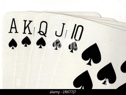 Eine Hand Vintage-Poker-Karten mit königlichem Pik-Flush. Stockfoto