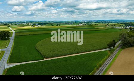 Aerial View of Rural America, mit Farmland und einer Single Rail Road Track, die durch das Land führt. Stockfoto