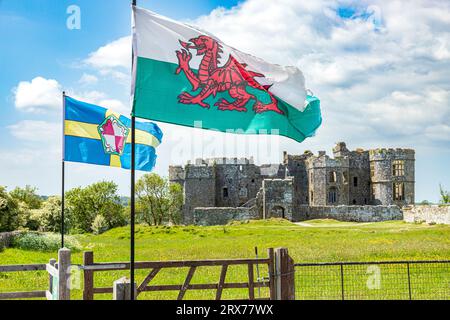 Die walisische Flagge auf Carew Castle im Pembrokeshire Coast National Park, West Wales UK Stockfoto