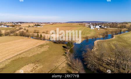 Ein Blick aus der Vogelperspektive auf rollende, erntete Farmlandschaften im ländlichen Amerika an einem sonnigen Wintertag Stockfoto