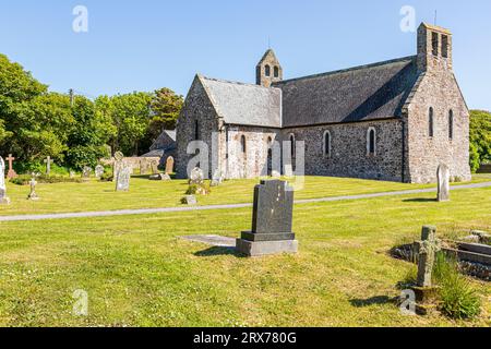 St Bridgets Church aus dem 13. Jahrhundert in St Brides Haven im Pembrokeshire Coast National Park, West Wales UK Stockfoto