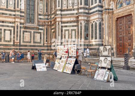 Florenz, Italien - 15. Juli 2023: Künstler in der Nähe der Kathedrale Santa Maria del Fiore malen Porträts und Landschaften Stockfoto