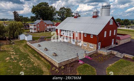 Ronks, Pennsylvania, 15. August 2023 – Ein Blick auf eine restaurierte und modernisierte Scheune an einem sonnigen Sommertag Stockfoto