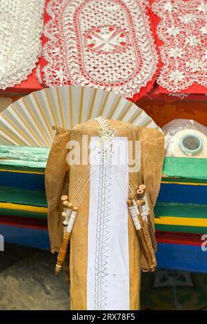 Gozo, Malta - 5. August 2023: Traditionelle Werkzeuge, die auf der Insel verwendet werden, um Souvenirgeschenke in Spitze zu machen Stockfoto