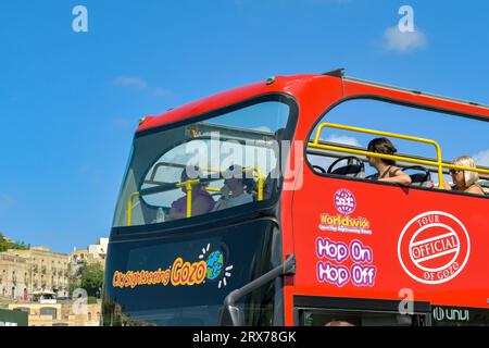 Gozo, Malta - 5. August 2023: Besucher von Gozo sitzen auf dem Dach eines offenen Touristenbusses. Stockfoto