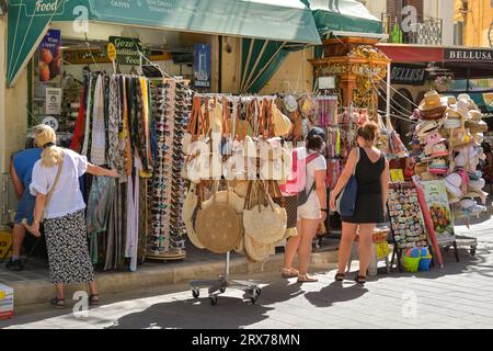 Fontana, Gozo, Malta - 5. August 2023: Besucher der Insel Gozo auf Malta, die Souvenirgeschenke suchen Stockfoto