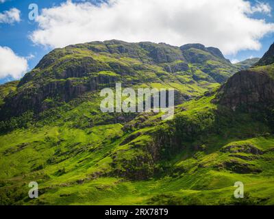Der Blick auf die süddramatischen Hügel von Glen Coe vom Three Sisters Aussichtspunkt Stockfoto