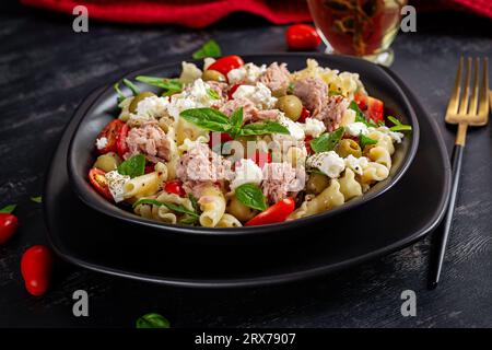 Nudeln mit Thunfisch, Tomaten und Fetakäse. Nudelsalat mit Thunfisch. Gesundes italienisches Essen. Gesundes Abendessen. Stockfoto