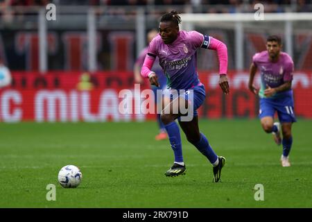 Milano, Italien. September 2023. Rafael Leao vom AC Mailand kontrolliert den Ball beim Spiel der Serie A zwischen AC Mailand und Hellas Verona im Stadio Giuseppe Meazza am 23. September 2023 in Mailand. Dank: Marco Canoniero/Alamy Live News Stockfoto