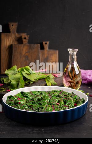 Dolma, Golfer, Sarma, Sarma mit Rübenblättern. Traditionelle hausgemachte Rote-Rüben-Brötchen mit Hackfleisch. Stockfoto