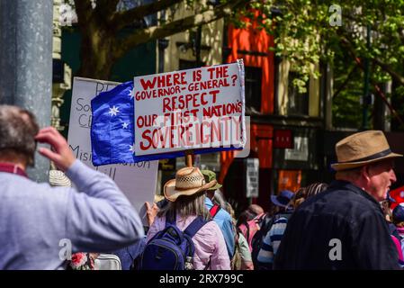 Melbourne, Australien. September 2023. Ein Aktivist hält ein Plakat während der „No to the Voice“-Kundgebung in Melbourne, Victoria. Hunderte von Viktorianern versammelten sich, um die ABLEHNUNG des Referendums über die australische indigene Stimme 2023 zu unterstützen, das Australier am 14. Oktober 2023 zu den Wahlurnen bringen sollte. (Foto: Alexander Bogatyrev/SOPA Images/SIPA USA) Credit: SIPA USA/Alamy Live News Stockfoto