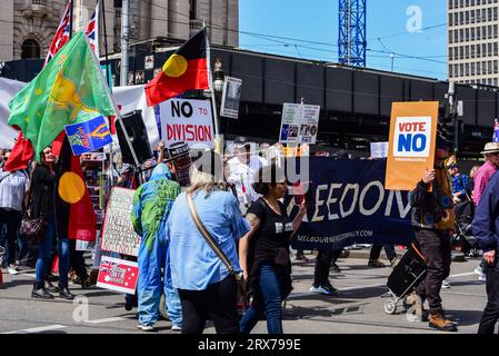 Melbourne, Australien. September 2023. Aktivisten mit Flaggen und Bannern, die während der „No to the Voice“-Kundgebung in Melbourne, Victoria, die Bourke Street im Geschäftsviertel von Melbourne entlangmarschieren sehen. Hunderte von Viktorianern versammelten sich, um die ABLEHNUNG des Referendums über die australische indigene Stimme 2023 zu unterstützen, das Australier am 14. Oktober 2023 zu den Wahlurnen bringen sollte. (Foto: Alexander Bogatyrev/SOPA Images/SIPA USA) Credit: SIPA USA/Alamy Live News Stockfoto