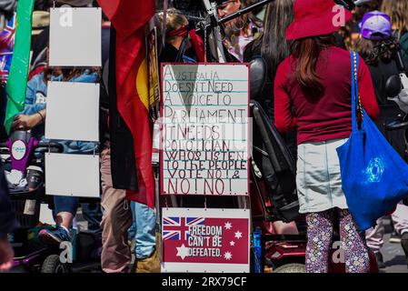 Melbourne, Australien. September 2023. Schilder, die während der „No to the Voice“-Kundgebung in Melbourne, Victoria, zu sehen sind. Hunderte von Viktorianern versammelten sich, um die ABLEHNUNG des Referendums über die australische indigene Stimme 2023 zu unterstützen, das Australier am 14. Oktober 2023 zu den Wahlurnen bringen sollte. (Foto: Alexander Bogatyrev/SOPA Images/SIPA USA) Credit: SIPA USA/Alamy Live News Stockfoto