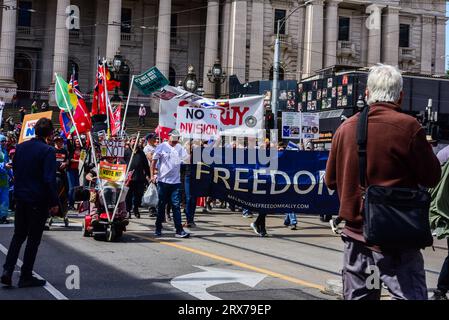Melbourne, Australien. September 2023. Aktivisten mit Flaggen und Bannern, die während der „No to the Voice“-Kundgebung in Melbourne, Victoria, die Bourke Street im Geschäftsviertel von Melbourne entlangmarschieren sehen. Hunderte von Viktorianern versammelten sich, um die ABLEHNUNG des Referendums über die australische indigene Stimme 2023 zu unterstützen, das Australier am 14. Oktober 2023 zu den Wahlurnen bringen sollte. (Foto: Alexander Bogatyrev/SOPA Images/SIPA USA) Credit: SIPA USA/Alamy Live News Stockfoto