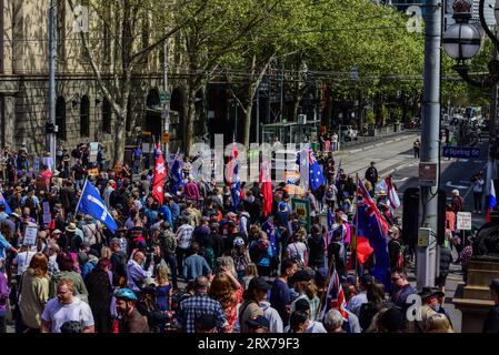 Melbourne, Australien. September 2023. Aktivisten sahen, wie sie während der „No to the Voice“-Kundgebung in Melbourne, Victoria, entlang der Bourke Street marschierten. Hunderte von Viktorianern versammelten sich, um die ABLEHNUNG des Referendums über die australische indigene Stimme 2023 zu unterstützen, das Australier am 14. Oktober 2023 zu den Wahlurnen bringen sollte. (Foto: Alexander Bogatyrev/SOPA Images/SIPA USA) Credit: SIPA USA/Alamy Live News Stockfoto