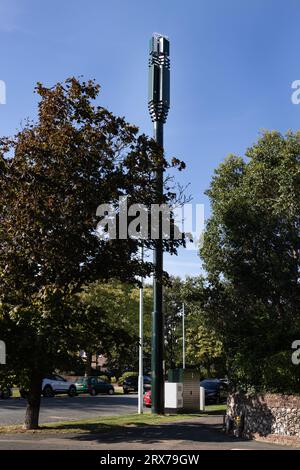 5G-Mobilfunkmast in einer städtischen Umgebung, Worthing, West Sussex Stockfoto