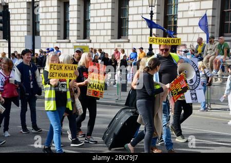 Anti ulez Anti Impfstoff Anti khan Anti Lockdown Anti viele Dinge Verschwörung Theoretiker bizarre Mischung von Menschen demonstrieren in Central london england samstag 23. september 2023 Stockfoto