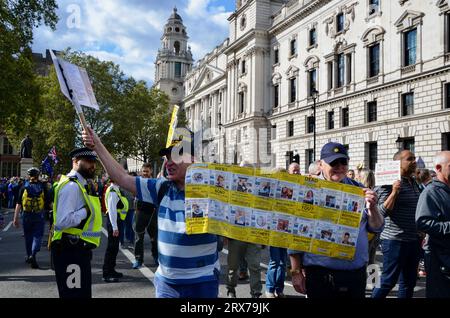 Anti ulez Anti Impfstoff Anti khan Anti Lockdown Anti viele Dinge Verschwörung Theoretiker bizarre Mischung von Menschen demonstrieren in Central london england samstag 23. september 2023 Stockfoto