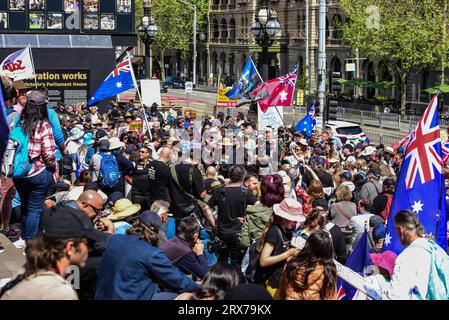 Melbourne, Australien. September 2023. Aktivisten sahen, wie sie während der „No to the Voice“-Kundgebung in Melbourne, Victoria, entlang der Bourke Street marschierten. Hunderte von Viktorianern versammelten sich, um die ABLEHNUNG des Referendums über die australische indigene Stimme 2023 zu unterstützen, das Australier am 14. Oktober 2023 zu den Wahlurnen bringen sollte. (Foto: Alexander Bogatyrev/SOPA Images/SIPA USA) Credit: SIPA USA/Alamy Live News Stockfoto