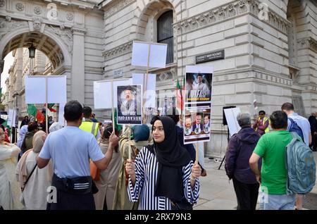 pakistanischer Pro-imran khan-Demonstration, die seine Freilassung aus dem Gefängnis in pakistan in whitehall, london, england, vom 23. september 2023 forderte Stockfoto