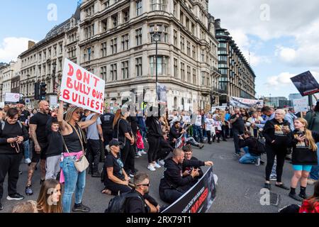 London, Großbritannien. 23. September 2023. Die Menschen nehmen an einem Save XL-Bully Dogs-Protest auf dem Parlamentsplatz Teil. Die Teilnehmer protestieren gegen die Absicht des Premierministers Rishi Sunak, die XL-Bully-Hunderasse nach jüngsten Verletzungen und Todesfällen durch Angriffe solcher Hunde zu verbieten. Quelle: Stephen Chung / Alamy Live News Stockfoto