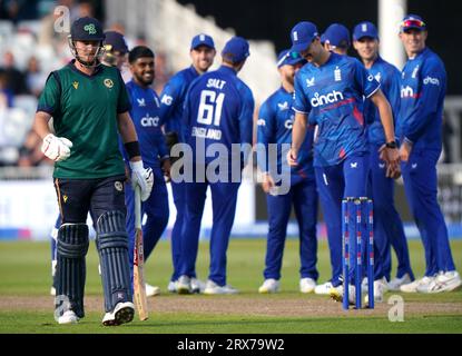 Irlands Mark Adair geht, nachdem er vom englischen Rehan Ahmed während des zweiten Metro Bank One Day International Matches in Trent Bridge, Nottingham, in die LBW geschleudert wurde. Bilddatum: Samstag, 23. September 2023. Stockfoto