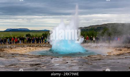 HAUKADALUR, ISLAND - 17. AUGUST 2023: Strokkur Geysir während einer Eruption Stockfoto