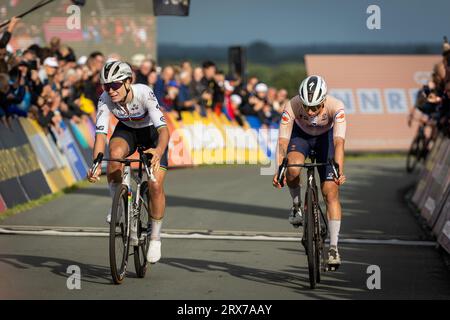 Wijster, Niederlande. September 2023. Die belgische Lotte Kopecky und die niederländische Lorena Wiebes überqueren die Ziellinie des Elite Women's Road Race, 131 km um und auf dem Col du VAM, am 4. Tag der UEC Road European Championships in Wijster, Niederlande, Samstag, 23. September 2023. Die Europameisterschaften finden vom 20. Bis 24. september statt. BELGA FOTO DAVID PINTENS Credit: Belga News Agency/Alamy Live News Stockfoto