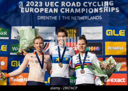 Wijster, Niederlande. September 2023. Die Holländerin Lorena Wiebes, die Holländerin Mischa Bredewold und die belgische Lotte Kopecky auf dem Podium nach dem Elite Women's Road Race, 131 km um und auf dem Col du VAM, am 4. Tag der UEC Road European Championships in Wijster, Niederlande, Samstag, 23. September 2023. Die Europameisterschaften finden vom 20. Bis 24. september statt. BELGA FOTO DAVID PINTENS Credit: Belga News Agency/Alamy Live News Stockfoto