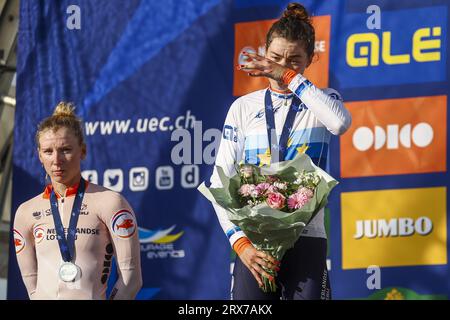 WIJSTER – Gewinnerin Mischa Bredewold und Lorena Wiebes (L) (zweite) während der Zeremonie des Elite-Rennens für Frauen während der Europameisterschaften im Radsport auf dem Col du VAM (VAM Mountain) in Midden-Drenthe, Niederlande, am 23. September 2023. ANP VINCENT JANNINK Stockfoto