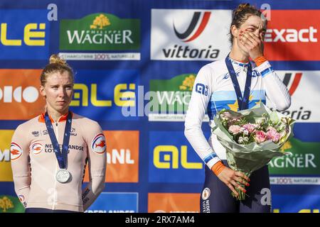 WIJSTER – Gewinnerin Mischa Bredewold und Lorena Wiebes (L) (zweite) während der Zeremonie des Elite-Rennens für Frauen während der Europameisterschaften im Radsport auf dem Col du VAM (VAM Mountain) in Midden-Drenthe, Niederlande, am 23. September 2023. ANP VINCENT JANNINK Stockfoto