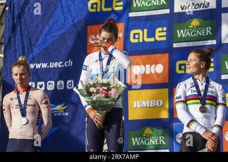 WIJSTER - Gewinnerin Mischa Bredewold zwischen Lorena Wiebes (L) (zweite) und Lotte Kopecky (BEL) (dritte) während der Zeremonie des Elite-Rennens für Frauen während der Europameisterschaften im Radsport auf dem Col du VAM (VAM Mountain) in Midden-Drenthe, Niederlande, am 23. September 2023. ANP VINCENT JANNINK Stockfoto