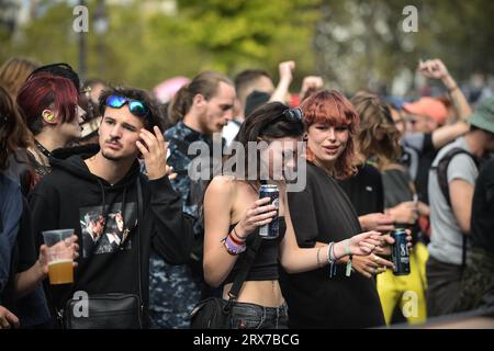 Paris, Frankreich. September 2023. Die Teilnehmer tanzen während der jährlichen Techno-Musikparade in Paris am 23. September 2023. Foto von Firas Abdullah/ABACAPRESS.COM Credit: Abaca Press/Alamy Live News Stockfoto