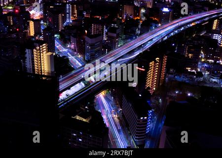 Ein nächtliches Stadtbild auf der Autobahn in Osaka Teleaufnahmen Stockfoto