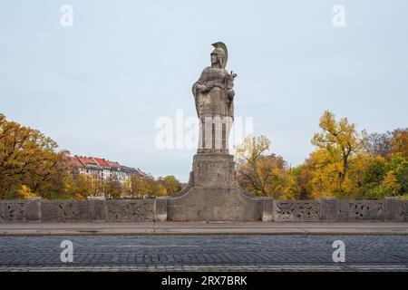 Pallas Athena Statue an der Maximilianbrücke - München, Bayern, Deutschland Stockfoto