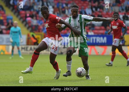 London, England. September 2023. Karoy Anderson von Charlton Athletic und Brandon Hanlan von Wycombe Wanderers kämpfen während des Sky Bet EFL League One Matches im Valley um den Ball. Kyle Andrews/Alamy Live News Stockfoto