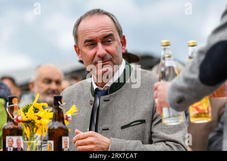 23.09.2023, Firmengelaende der A.G.H Weikmann Agrargesellschaft, Mindelheim, GER, Wahlkampfveranstaltung der Freien W?hler mit Hubert Aiwanger in Mindelheim, Hubert Aiwanger und der Direktkandidat im Stimmkreis Kaufbeuren Bernhard Pohl bei einer Wahlkampfveranstaltung treten der Freien W?hler auf. FW Bundesvorsitzender und bayerischer Wirtschaftsminister Hubert Aiwanger absolviert bereits seinen zweiten Wahlkampftermin in Mindelheim. Anschliesend folgte ein weiterer Auftritt in Kaufbeuren im Bild Hubert Aiwanger entscheidet sich für Wasser statt Bier Foto ? Nordphoto GmbH/Hafner Stockfoto