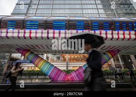 Canary Wharf, London, UK: Under the Adams Place Footbridge verbindet die Station Canary Wharf Elizabeth Line mit dem One Canada Square in London Docklands. Stockfoto