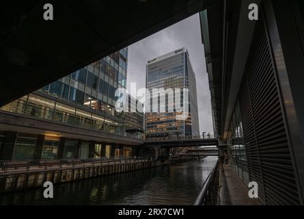 Canary Wharf, London, UK: Die Bellmouth Passage, eine Wasserstraße, die North Dock und South Dock an der Canary Wharf in den London Docklands verbindet. Stockfoto
